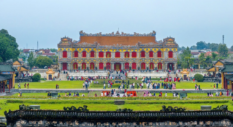 Hoàng cung Huế nhộn nhịp khách tham quan ngày mùng 2 tết Ất Tỵ- Ảnh 4. Hoàng cung Huế nhộn nhịp khách tham quan ngày mùng 2 tết Ất Tỵ- Ảnh 4.