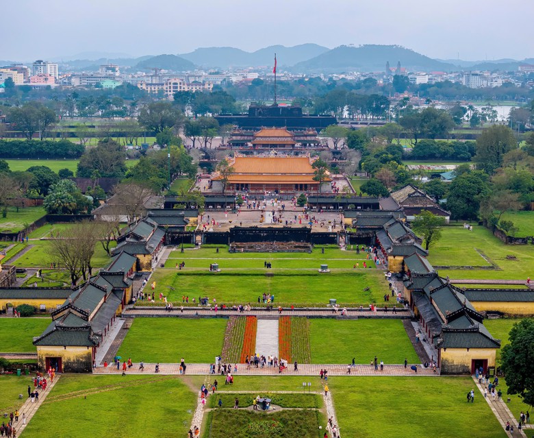 Hoàng cung Huế nhộn nhịp khách tham quan ngày mùng 2 tết Ất Tỵ- Ảnh 7. Hoàng cung Huế nhộn nhịp khách tham quan ngày mùng 2 tết Ất Tỵ- Ảnh 7.