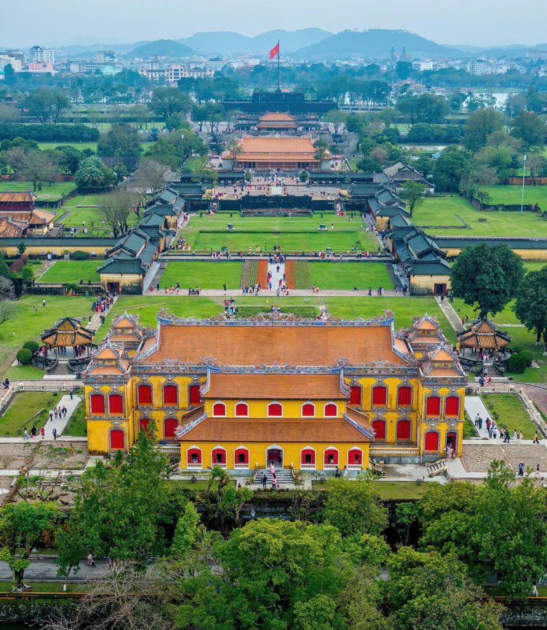 Hoàng cung Huế nhộn nhịp khách tham quan ngày mùng 2 tết Ất Tỵ- Ảnh 9. Hoàng cung Huế nhộn nhịp khách tham quan ngày mùng 2 tết Ất Tỵ- Ảnh 9.