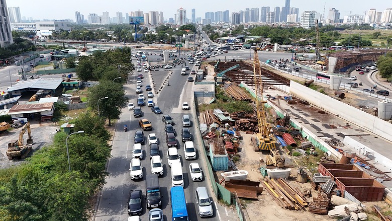 Cửa ng&otilde; ph&iacute;a đ&ocirc;ng TP.HCM &ugrave;n ứ ng&agrave;y m&ugrave;ng 2 Tết- Ảnh 2.