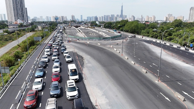 Cửa ng&otilde; ph&iacute;a đ&ocirc;ng TP.HCM &ugrave;n ứ ng&agrave;y m&ugrave;ng 2 Tết- Ảnh 5.