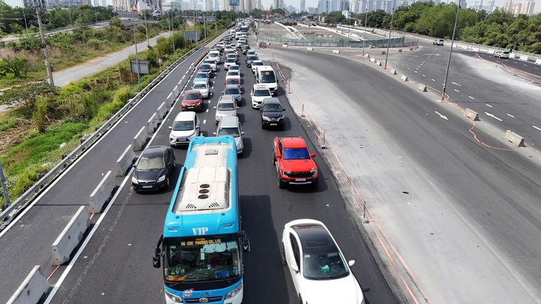 Cửa ng&otilde; ph&iacute;a đ&ocirc;ng TP.HCM &ugrave;n ứ ng&agrave;y m&ugrave;ng 2 Tết- Ảnh 4.