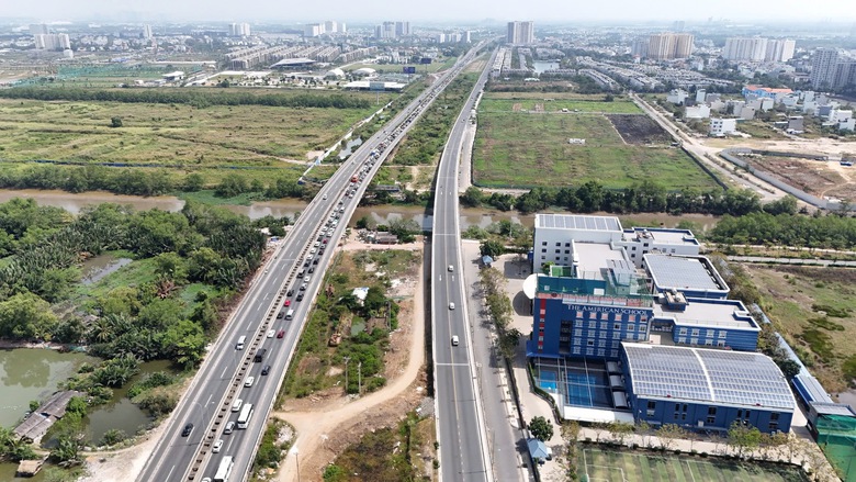 Cửa ng&otilde; ph&iacute;a đ&ocirc;ng TP.HCM &ugrave;n ứ ng&agrave;y m&ugrave;ng 2 Tết- Ảnh 1.