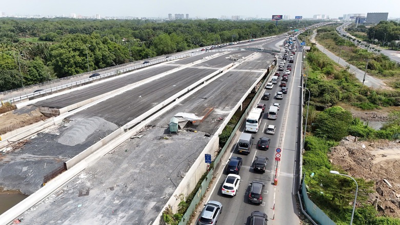 Cửa ng&otilde; ph&iacute;a đ&ocirc;ng TP.HCM &ugrave;n ứ ng&agrave;y m&ugrave;ng 2 Tết- Ảnh 3.