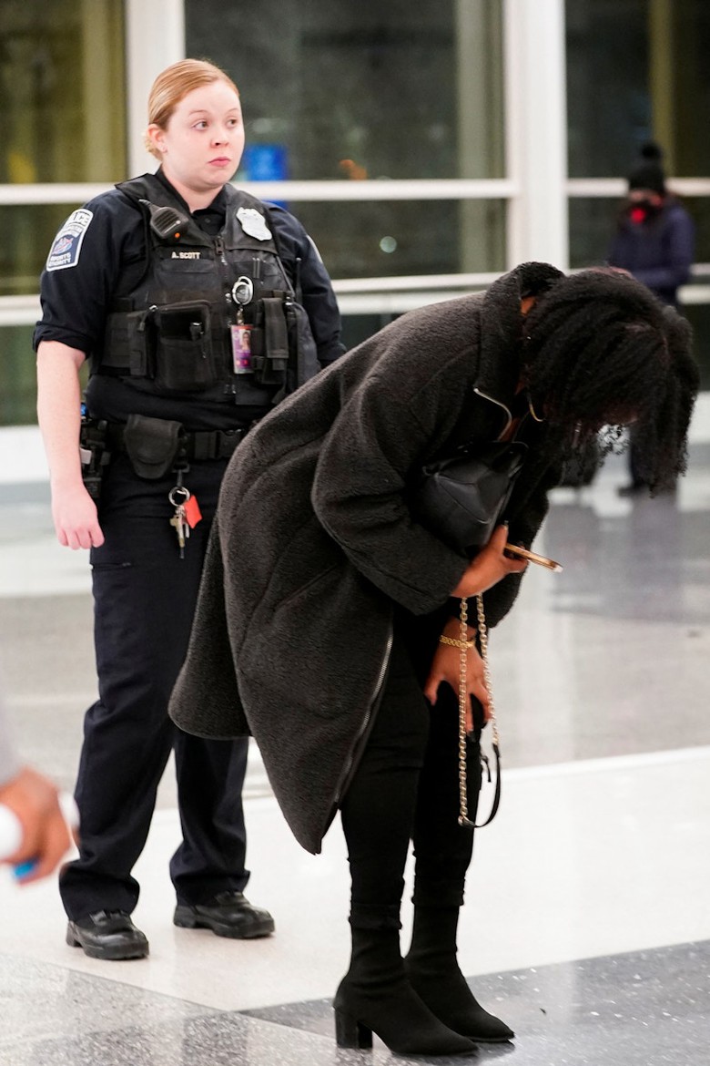 Reuters: M&aacute;y bay Mỹ chở 64 người đ&acirc;m trực thăng qu&acirc;n đội, đ&atilde; t&igrave;m thấy 18 thi thể- Ảnh 2.