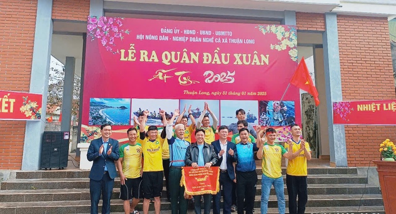 Tưng bừng lễ ra quân đánh bắt hải sản và đua thuyền truyền thống ở xứ Nghệ- Ảnh 4. Tưng bừng lễ ra quân đánh bắt hải sản và đua thuyền truyền thống ở xứ Nghệ- Ảnh 4.