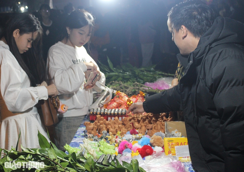 Độc đ&aacute;o phi&ecirc;n chợ mỗi năm họp một lần l&uacute;c nửa đ&ecirc;m ở Quảng Trị- Ảnh 7.