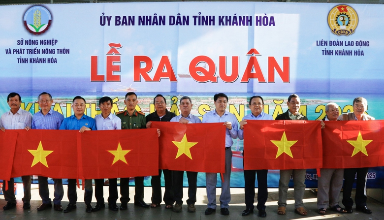 Hơn 100 t&agrave;u c&aacute; Kh&aacute;nh H&ograve;a vươn khơi, b&aacute;m biển xuy&ecirc;n Tết- Ảnh 3.