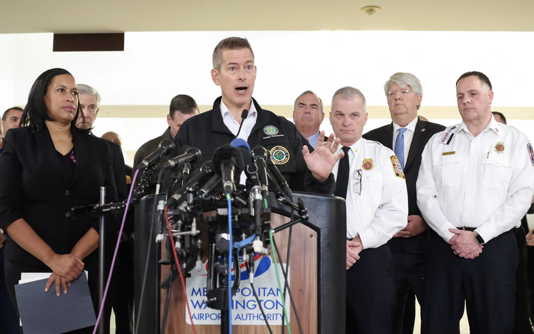 Bộ trưởng Giao th&ocirc;ng Mỹ tuy&ecirc;n bố cải c&aacute;ch FAA sau tai nạn h&agrave;ng kh&ocirc;ng ở Washington