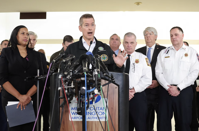 Bộ trưởng Giao th&ocirc;ng Mỹ tuy&ecirc;n bố cải c&aacute;ch FAA sau tai nạn h&agrave;ng kh&ocirc;ng ở Washington- Ảnh 1.