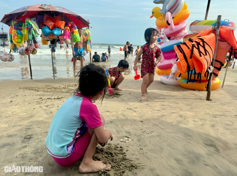 Phố biển Vũng T&agrave;u đ&ocirc;ng nghẹt du kh&aacute;ch ng&agrave;y m&ugrave;ng 3 Tết- Ảnh 13.