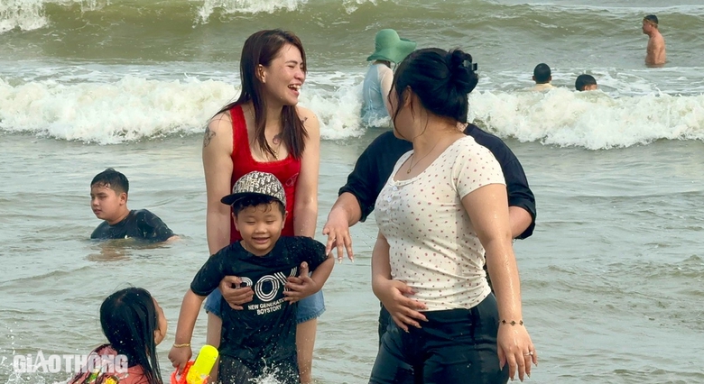 Phố biển Vũng T&agrave;u đ&ocirc;ng nghẹt du kh&aacute;ch ng&agrave;y m&ugrave;ng 3 Tết- Ảnh 12.