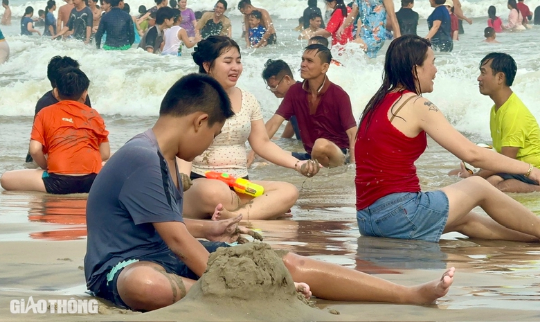 Phố biển Vũng T&agrave;u đ&ocirc;ng nghẹt du kh&aacute;ch ng&agrave;y m&ugrave;ng 3 Tết- Ảnh 11.