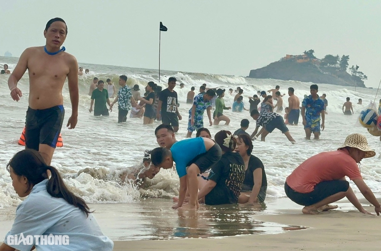 Phố biển Vũng T&agrave;u đ&ocirc;ng nghẹt du kh&aacute;ch ng&agrave;y m&ugrave;ng 3 Tết- Ảnh 10.