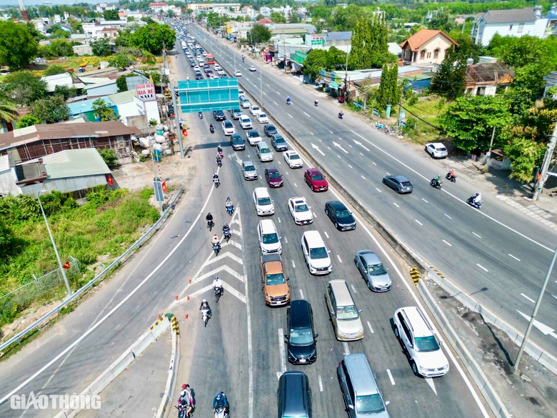 Phố biển Vũng T&agrave;u đ&ocirc;ng nghẹt du kh&aacute;ch ng&agrave;y m&ugrave;ng 3 Tết- Ảnh 8.