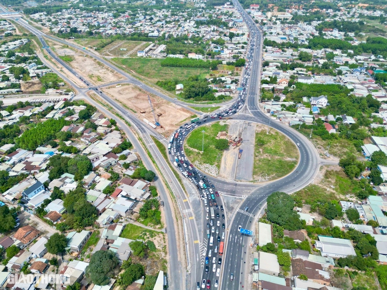 Phố biển Vũng T&agrave;u đ&ocirc;ng nghẹt du kh&aacute;ch ng&agrave;y m&ugrave;ng 3 Tết- Ảnh 7.