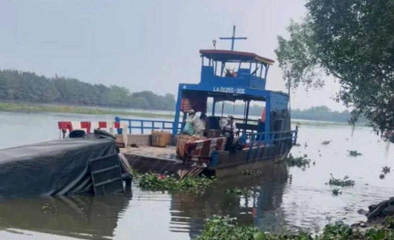 Xe tải rơi xuống s&ocirc;ng v&agrave; ngập gần mui xe.