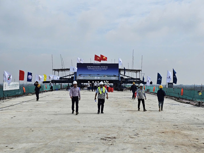 Hợp long cầu Đại Ng&atilde;i 2 vượt tiến độ 7 th&aacute;ng- Ảnh 2.