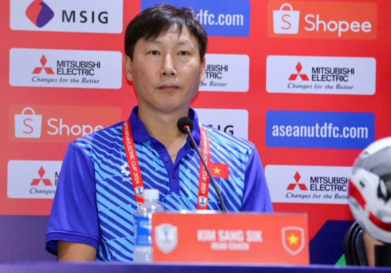 HLV Kim Sang-sik thất vọng v&igrave; h&agrave;nh động của cầu thủ Th&aacute;i Lan- Ảnh 1.