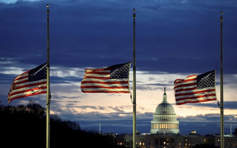 &Ocirc;ng Trump phản ứng v&igrave; cờ Mỹ sẽ bị hạ thấp v&agrave;o ng&agrave;y nhậm chức Tổng thống 20/1