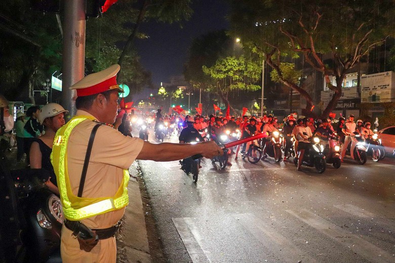 Người d&acirc;n cả nước xuống đường mừng tuyển Việt Nam v&ocirc; địch AFF Cup lần thứ 3- Ảnh 7.