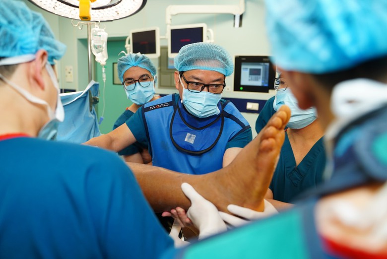 Tiền đạo Nguyễn Xu&acirc;n Son phẫu thuật th&agrave;nh c&ocirc;ng- Ảnh 2.