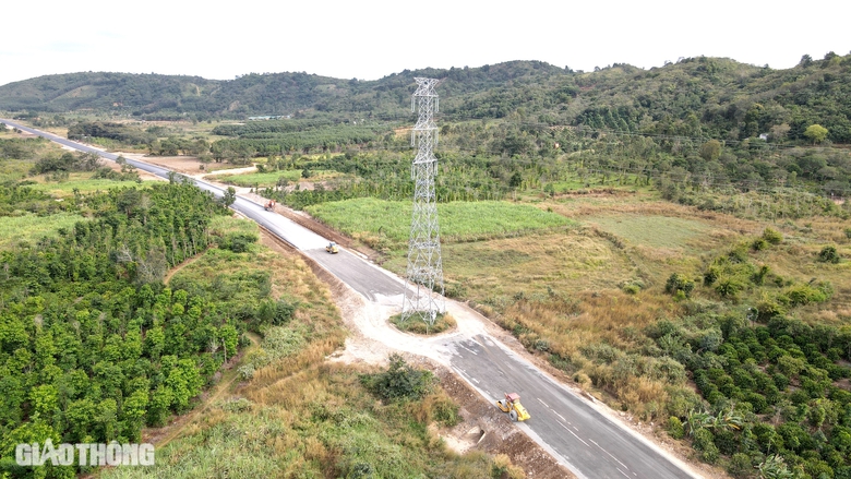 Chốt phương &aacute;n di dời trụ điện "mọc" giữa dự &aacute;n đường 1.800 tỷ ở Đắk Lắk- Ảnh 1.