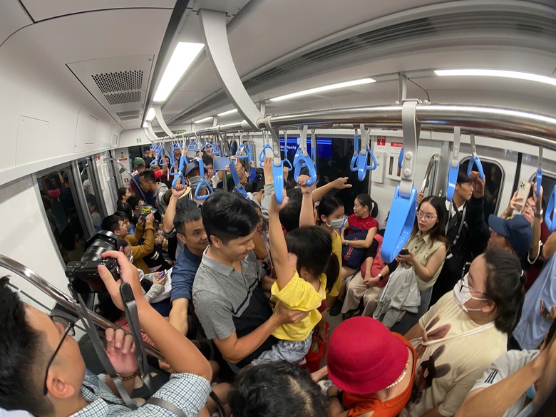 Hành khách đi Metro số 1 trong 2 tuần đầu đạt 300% so với kế hoạch- Ảnh 1. Hành khách đi Metro số 1 trong 2 tuần đầu đạt 300% so với kế hoạch- Ảnh 1.