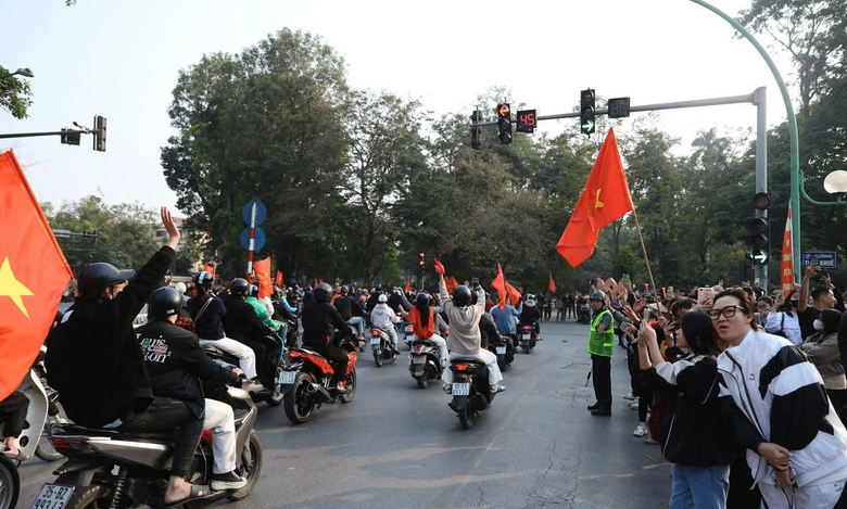 Đội tuyển Việt Nam mang vinh quang về nước, triệu tr&aacute;i tim đ&oacute;n chờ- Ảnh 6.