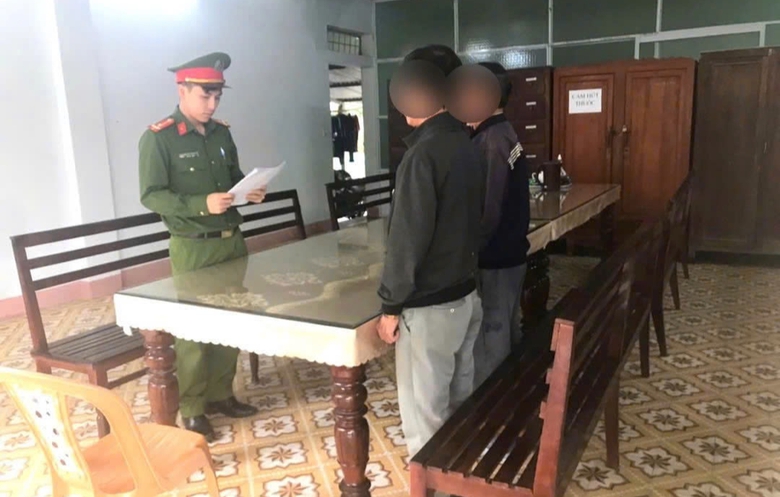 Khởi tố 2 nghi can trộm dầu tr&ecirc;n c&ocirc;ng trường cao tốc mang đi b&aacute;n- Ảnh 1.