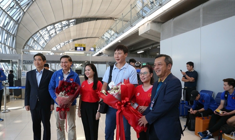 Đội tuyển Việt Nam mang vinh quang về nước, triệu tr&aacute;i tim đ&oacute;n chờ- Ảnh 15.