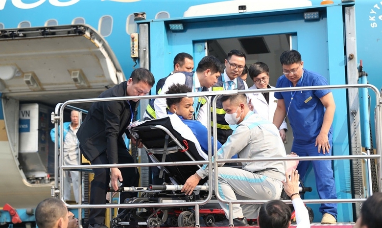 Đội tuyển Việt Nam mang vinh quang về nước, triệu tr&aacute;i tim đ&oacute;n chờ- Ảnh 8.