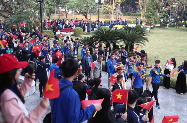 Đội tuyển Việt Nam mang vinh quang về nước, triệu tr&aacute;i tim đ&oacute;n chờ- Ảnh 4.