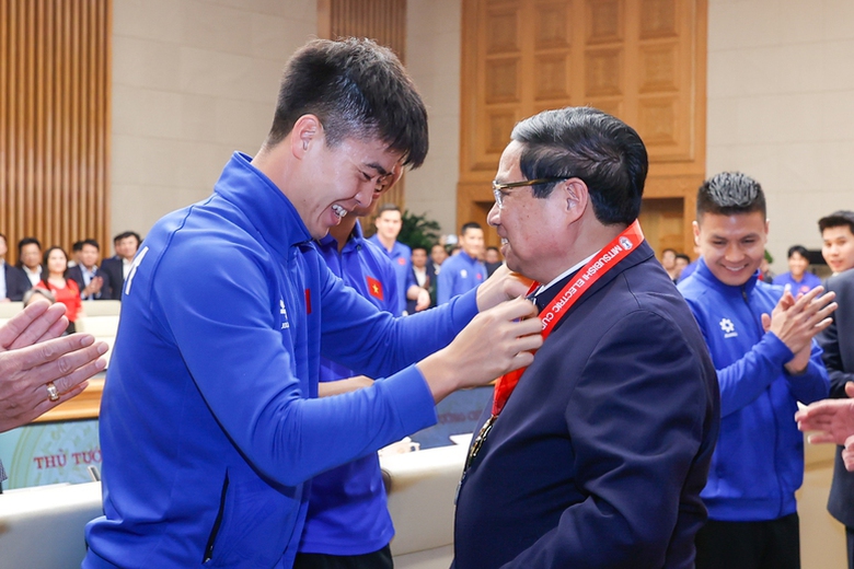 Thủ tướng: B&oacute;ng đ&aacute; Việt Nam đặt mục ti&ecirc;u v&ocirc; địch ch&acirc;u &Aacute;, tham dự World Cup- Ảnh 8.