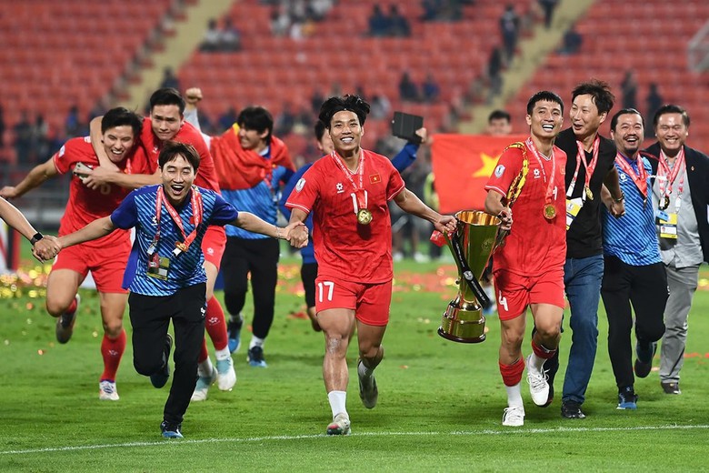 B&aacute;o H&agrave;n Quốc t&acirc;ng HLV Kim Sang-sik &ldquo;l&ecirc;n m&acirc;y&rdquo; sau chức v&ocirc; địch AFF Cup 2024- Ảnh 1.