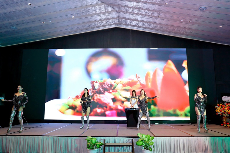 Khách quốc tế đến Việt Nam gần bằng cao điểm trước dịch Covid-19- Ảnh 2. Khách quốc tế đến Việt Nam gần bằng cao điểm trước dịch Covid-19- Ảnh 2.