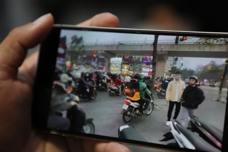 Nhiều t&agrave;i xế xe &ocirc;m bủn rủn khi nhận phạt 5 triệu v&igrave; đi l&ecirc;n vỉa h&egrave;- Ảnh 3.
