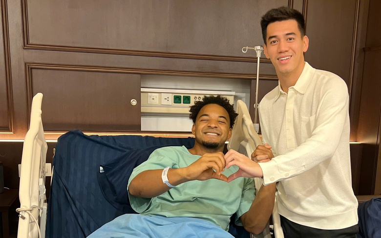 Tiến Linh c&oacute; h&agrave;nh động ấm l&ograve;ng với tiền đạo Nguyễn Xu&acirc;n Son