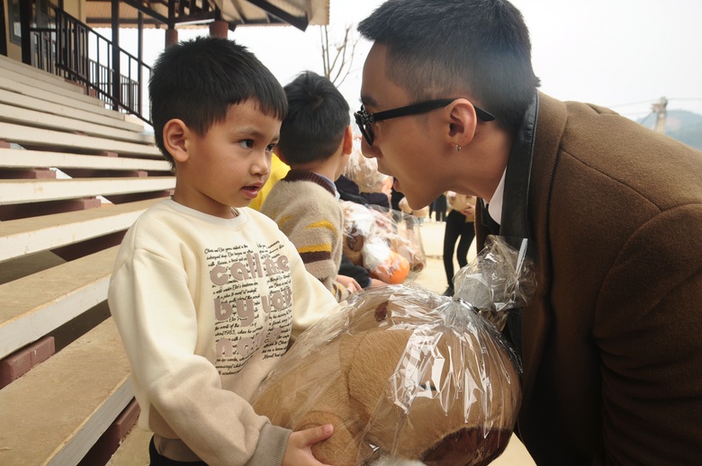 Ca sĩ Sơn T&ugrave;ng M-TP tặng qu&agrave; học sinh L&agrave;ng Nủ- Ảnh 11.