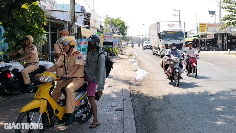 Bạc Li&ecirc;u: Mức phạt tăng cao, người d&acirc;n kh&ocirc;ng "liều m&igrave;nh" vượt đ&egrave;n đỏ- Ảnh 2.