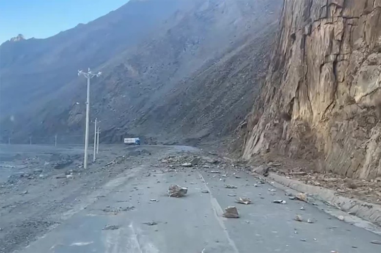 Cảnh tượng tan hoang sau động đất kinh ho&agrave;ng ở T&acirc;y Tạng khiến hơn 200 người thương vong- Ảnh 1.