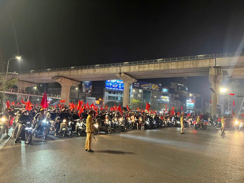 H&agrave; Nội: Xử l&yacute; 8 người đốt ph&aacute;o s&aacute;ng khi "đi b&atilde;o"- Ảnh 1.