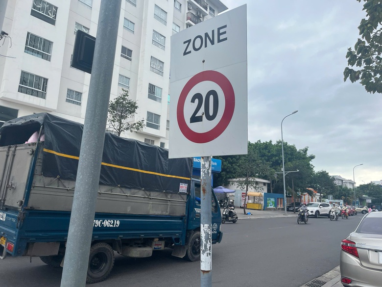 Nha Trang r&agrave; so&aacute;t biển b&aacute;o giao th&ocirc;ng sau khi th&aacute;o dỡ 2 biển b&aacute;o lạ- Ảnh 1.