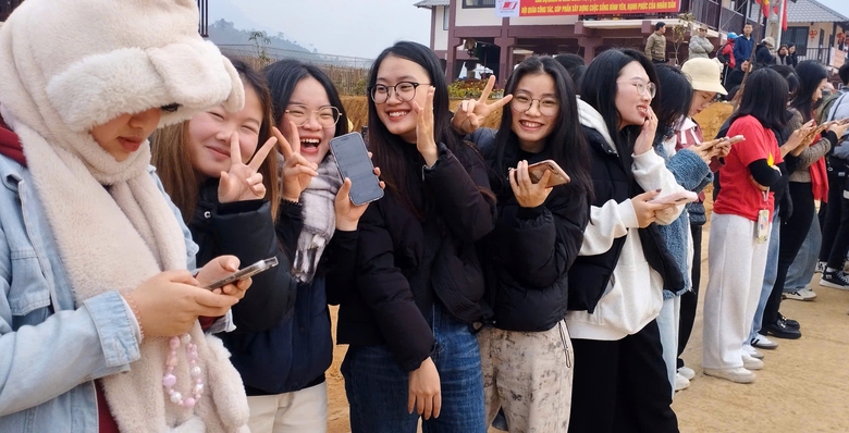 Ca sĩ Sơn T&ugrave;ng M-TP tặng qu&agrave; học sinh L&agrave;ng Nủ- Ảnh 9.