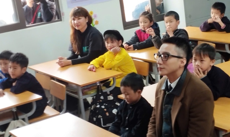 Ca sĩ Sơn T&ugrave;ng M-TP tặng qu&agrave; học sinh L&agrave;ng Nủ- Ảnh 3.