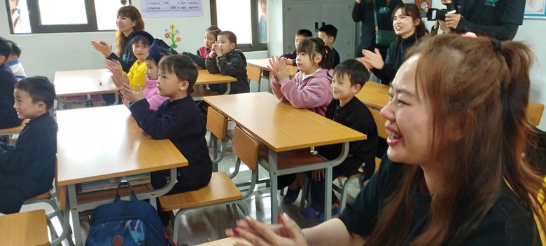 Ca sĩ Sơn T&ugrave;ng M-TP tặng qu&agrave; học sinh L&agrave;ng Nủ- Ảnh 6.