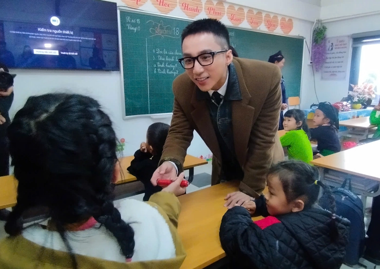Ca sĩ Sơn T&ugrave;ng M-TP tặng qu&agrave; học sinh L&agrave;ng Nủ- Ảnh 4.