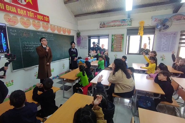 Ca sĩ Sơn T&ugrave;ng M-TP tặng qu&agrave; học sinh L&agrave;ng Nủ- Ảnh 2.