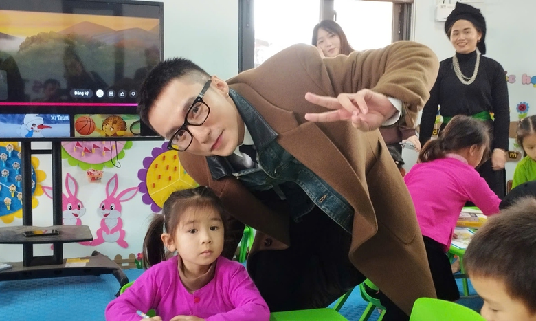 Ca sĩ Sơn T&ugrave;ng M-TP tặng qu&agrave; học sinh L&agrave;ng Nủ- Ảnh 5.