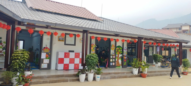 Ca sĩ Sơn T&ugrave;ng M-TP tặng qu&agrave; học sinh L&agrave;ng Nủ- Ảnh 7.